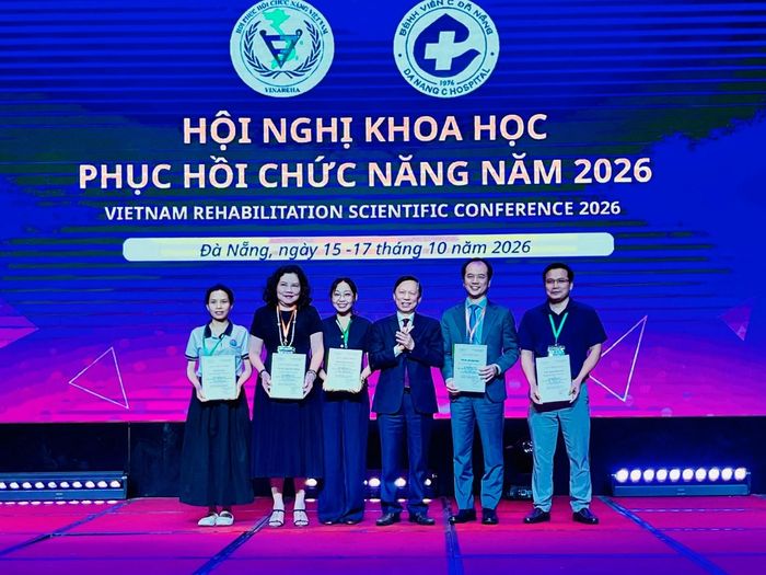 Các đại biểu được biểu dương tại Hội nghị Khoa học Phục hồi chức năng 2026. Ảnh BTC