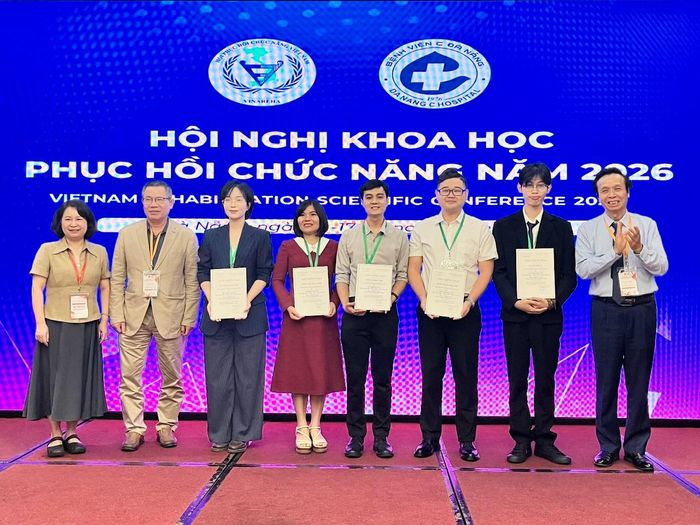 Các đại biểu được biểu dương Hội nghị Khoa học Phục hồi chức năng 2026. Ảnh BTC