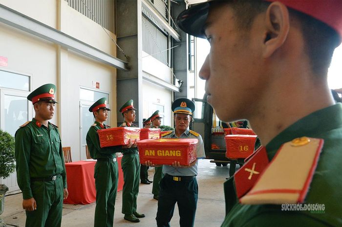 Lực lượng quân đội phối hợp tiếp nhận, bàn giao từng thùng mẫu sinh phẩm trước khi đưa vào nơi lưu giữ. Ảnh: Tuấn Anh