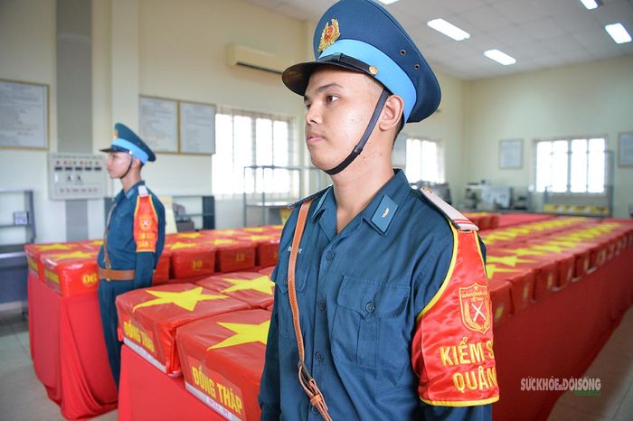 Chiến sĩ kiểm soát quân sự túc trực trước phòng lưu giữ mẫu đã được niêm phong. Ảnh: Tuấn Anh