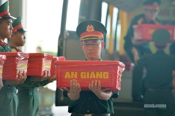 Các thùng mẫu được cán bộ, chiến sĩ nâng niu, chuyển giao cẩn trọng qua từng vị trí. Ảnh: Tuấn Anh