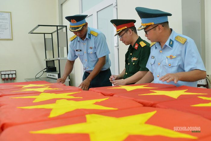 Lực lượng kiểm soát quân sự làm nhiệm vụ bảo vệ các thùng mẫu sinh phẩm tại phòng lưu giữ tạm. Ảnh: Tuấn Anh