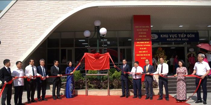 Phó Chủ tịch UBND Thành phố Hà Nội Vũ Thu Hà cùng các đại biểu tham dự gắn biển công trình chào mừng kỷ niệm 72 năm Ngày Giải phóng Thủ đô (10/10/1954 - 10/10/2026) và ra mắt Khoa Quốc tế Bệnh viện Tim Hà Nội cơ sở 2. Ảnh Ngô Hùng