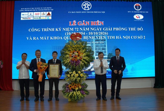 Đại diện Bộ Y tế, Tổng hội Y học Việt Nam tặng hoa chúc mừng bệnh viện. Ảnh: Ngô Hùng
