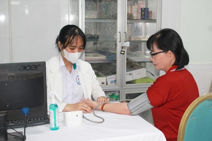 Bác sĩ y học cổ truyền Lý Thị Kim Nguyên đang thăm khám cho người dân. Ảnh: Mimosa