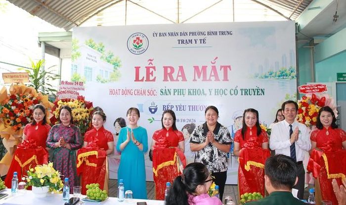 BS.CKII Nguyễn Hương Lan - Phó Giám đốc Trạm Y tế phường Bình Trưng (thứ 2 từ trái) cùng đại biểu cắt băng ra mắt các dịch vụ kỹ thuật mới. Ảnh: Mimosa