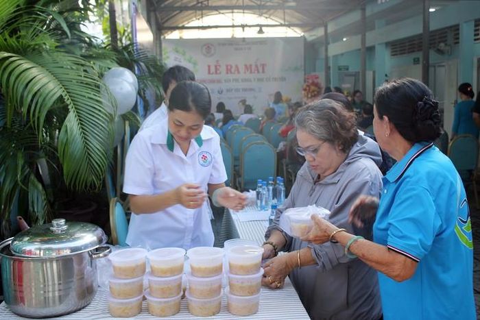Bếp yêu thương của những đôi tay, những tấm lòng NVYT ở Trạm Y tế phường Bình Trưng. Ảnh: Mimosa