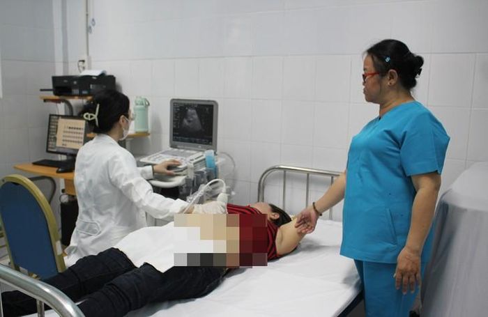 Bác sĩ Bệnh viện Lê Văn Thịnh tăng cường thực hiện siêu âm thai phụ tại Trạm Y tế. Ảnh: Mimosa