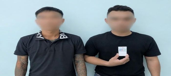 K.M.C và K.M.D sau khi đến cơ quan Công an đầu thú. Ảnh: Công an thành phố Cần Thơ
