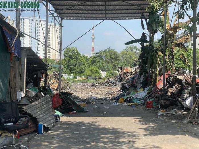 Nhiều vật dụng, tấm tôn và khung sắt trên khu đất. Một số phần mái, vách tôn bị đổ sập, biến dạng; đồ đạc, vật liệu xây dựng và các vật dụng sinh hoạt nằm lẫn trong đống đổ nát. Ảnh: Phúc Đức