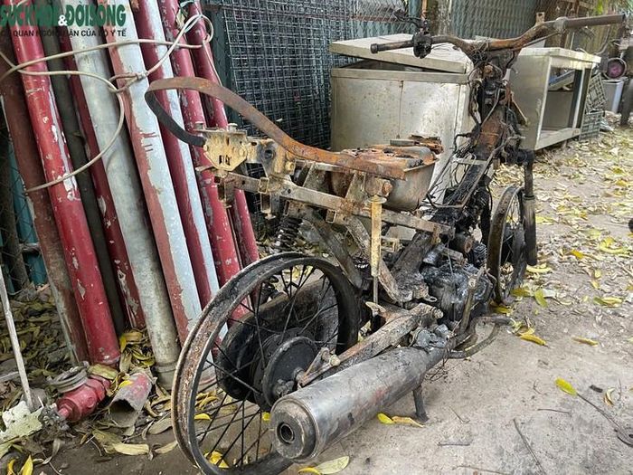 Chiếc xe bị cháy trơ khung. Ảnh: Phúc Đức