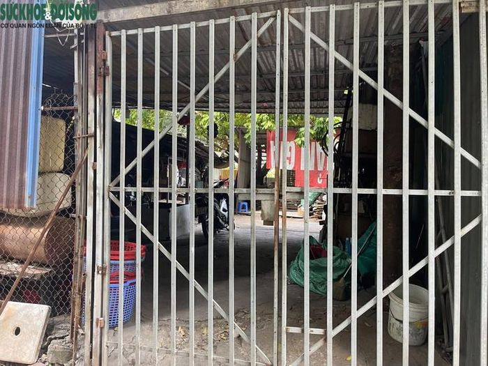 Phía bên trong dãy công trình này các tấm tôn, khung sắt và vật liệu, phế thải nằm chất đống. Ảnh: Phúc Đức