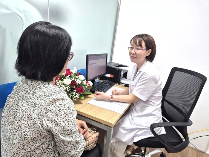 Bác sĩ tư vấn cho người dân đến tiêm chủng. Ảnh: Nguyễn Cường