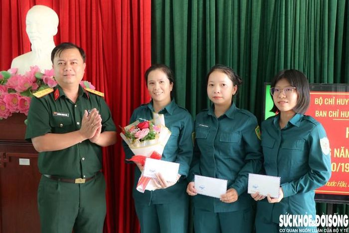 Ban Chỉ huy Quân sự xã Phước Hậu tổ chức gặp mặt, tặng quà cho các nữ dân quân thường trực nhân Ngày Phụ nữ Việt Nam 20/10. Ảnh: Duy Ngọc.