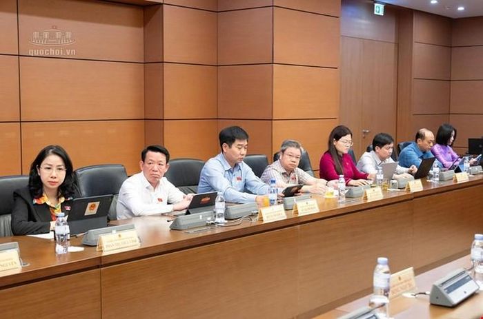Các ĐBQH tham dự phiên thảo luận tại Tổ 13. Ảnh: Media Quốc hội