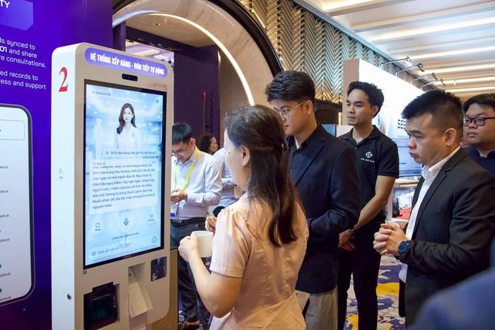 Các đại biểu tham dự hội nghị trải nghiệm giải pháp công nghệ của IVI Group.