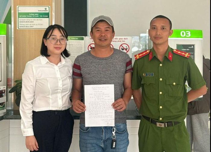 Công an phường Lang Biang - Đà Lạt phối hợp với nhân viên ngân hàng hỗ trợ anh Nguyễn Lộc Tài nhận lại số tiền 900 triệu đồng chuyển nhầm. Ảnh: CALĐ.