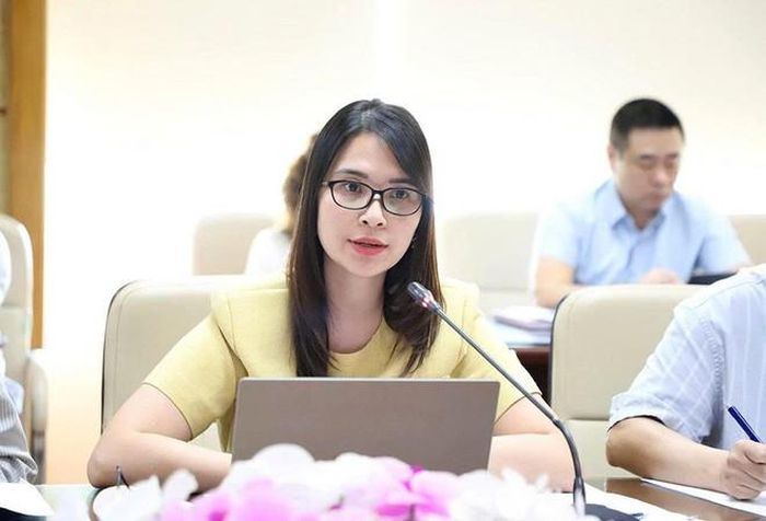 Các đại biểu phía Bộ Y tế trao đổi tại buổi làm việc. Ảnh: Trần Minh