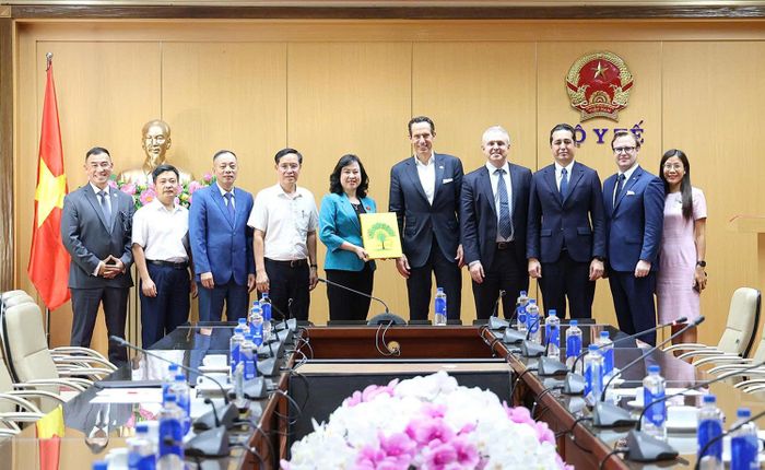 Bộ trưởng Đào Hồng Lan và ông Stefan P. Butz, Tổng Giám đốc Điều hành Tập đoàn DKSH cùng các đại biểu tại Bộ Y tế. Ảnh: Trần Minh
