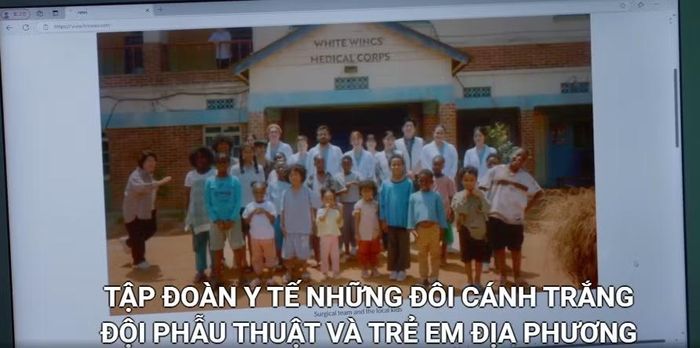 Trong ảnh lưu niệm với trẻ em địa phương, Su Jeong (ngoài cùng bên phải) cười rất tươi.