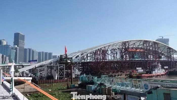 Công tác chuẩn bị được triển khai từ rạng sáng cùng ngày, trước khi các đơn vị thi công tiến hành căn chỉnh kết cấu và thực hiện công đoạn hợp long. Ảnh: Hữu Huy - Nguyễn Tiến - Huế Xuân