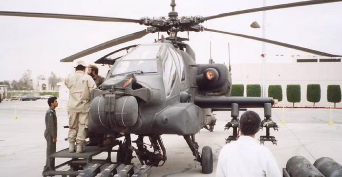 Một chiếc AH-64D có giá khoảng 31-35 triệu USD, còn AH-64E có chi phí xuất xưởng khoảng 35 triệu USD. Khi tính cả linh kiện, vũ khí, huấn luyện và hỗ trợ kỹ thuật, chi phí mỗi chiếc có thể lên tới 50-65 triệu USD.