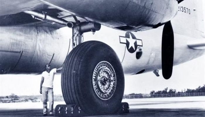 Chiếc oanh tạc cơ khổng lồ của Mỹ sử dụng 6 động cơ Pratt & Whitney R-4360, mỗi động cơ dẫn động một cánh quạt 3 lá đặt phía sau cánh.