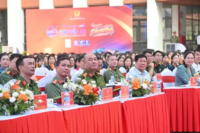 Đại tá Nguyễn Đức Long, Phó Giám đốc CATP Hà Nội và các đại biểu tại điểm cầu trường THPT Đa Phúc