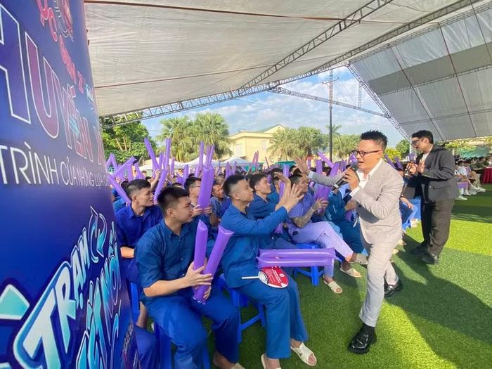 Ca sĩ Hoàng Bách giao lưu cùng người cai nghiện tại “Trạm kết nối” ở Cơ sở Cai nghiện ma túy số 1 Hà Nội
