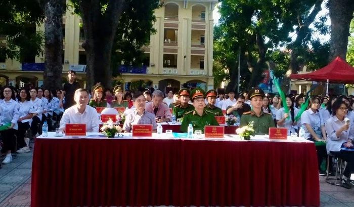 Thiếu tướng Nguyễn Hồng Ky, Phó Giám đốc CATP Hà Nội và các đại biểu tham dự “Tiết học Gen Z mùa 2 – Chuyến xe hành trình của những lựa chọn”
