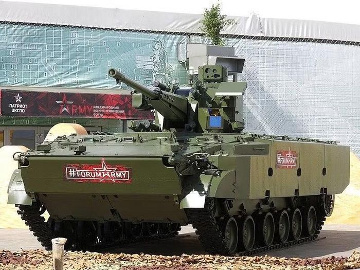 Ông Bellanger nhấn mạnh Nga vẫn có khả năng sản xuất khoảng 2.000 tên lửa mỗi năm, và đến cuối mùa hè năm 2026, họ đã phóng 50.000 máy bay không người lái tấn công, “nhiều bằng cả năm 2025”, và đó chỉ là những chiếc nhắm mục tiêu vào cơ sở hạ tầng