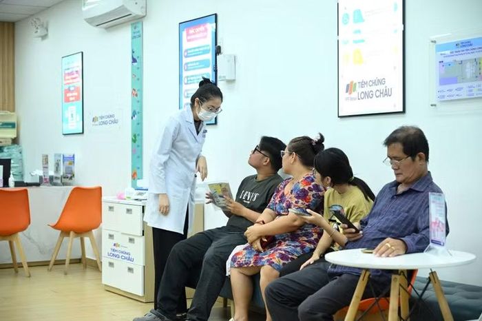 Nhiều người dân đến tiêm chủng vaccine cúm tại Hệ thống Tiêm chủng Long Châu