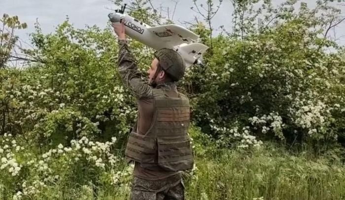 Một trong những trở ngại lớn của Ukraine là sự phân mảnh về công nghệ. Các đơn vị có thể sử dụng UAV từ nhiều nhà sản xuất, đi kèm những phần mềm và màn hình điều khiển khác nhau.