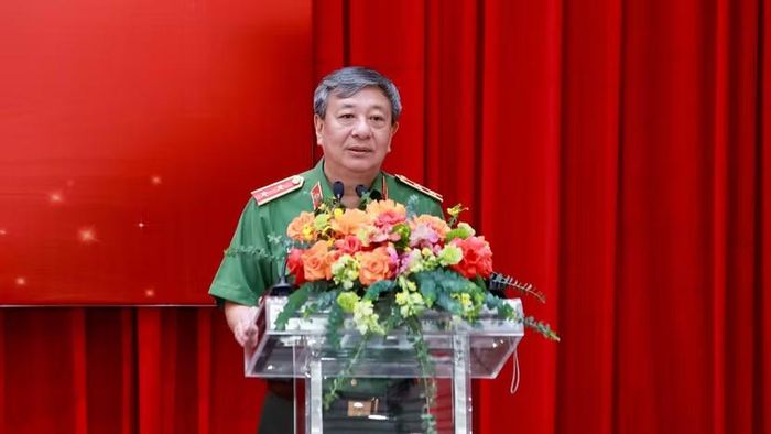 Trung tướng Đỗ Triệu Phong đặt ra một vấn đề đáng suy ngẫm: khi báo điện tử và mạng xã hội có ưu thế vượt trội về tốc độ, báo in và các tác phẩm chuyên sâu không thể chỉ thuật lại những sự kiện công chúng đã biết từ hôm trước. Giá trị khác biệt của báo chí chính thống nằm ở năng lực kiểm chứng, phân tích, lý giải bản chất sự kiện, đánh giá chính sách và cung cấp luận cứ có chiều sâu