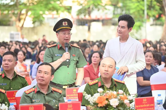 Đại tá Nguyễn Anh Tuấn, Trưởng phòng Tham mưu CATP Hà Nội chia sẻ với các em học sinh