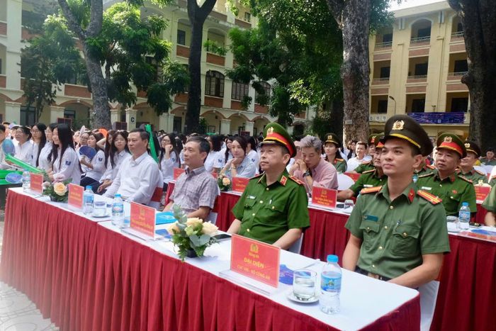Thiếu tướng Nguyễn Hồng Ky, Phó Giám đốc Công an thành phố dự tại điểm cầu Trường THPT Phan Đình Phùng, phường Ba Đình