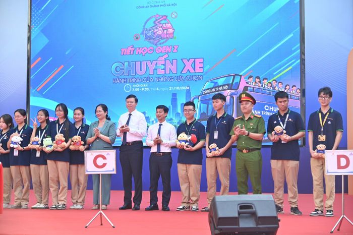 Đại tá Nguyễn Đức Long, Phó Giám đốc CATP Hà Nội cùng các đồng chí lãnh đạo tặng quà các em học sinh