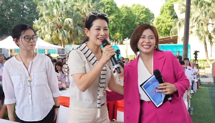 Diễn viên Lưu Huyền Trang cùng con gái chia sẻ tại chương trình