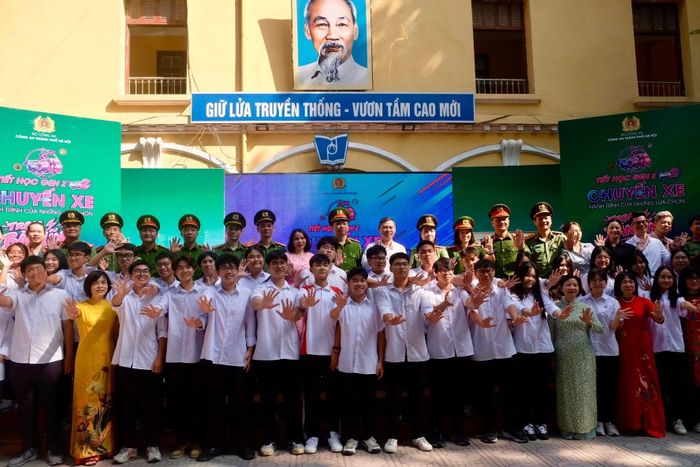 Thiếu tướng Nguyễn Hồng Ky cùng các em học sinh tham gia Tiết học Gen Z mùa 2