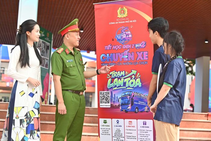 Đại tá Nguyễn Đức Long, Phó Giám đốc CATP Hà Nội trao đổi với học sinh và giáo viên Trường THPT Đa Phúc, Hà Nội về ý nghĩa của Tiết học Gen Z mùa 2...