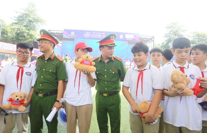 Thiếu tướng Lê Văn Tuân, Phó Giám đốc CATP tặng quà các em học sinh