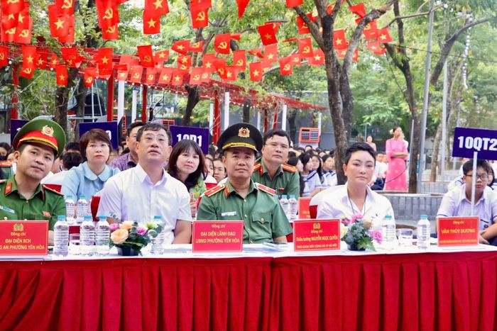 Thiếu tướng Nguyễn Ngọc Quyền, Phó Bí thư Đảng uỷ, Phó Giám đốc CATP dự tại điểm cầu Trường THCS và THPT Lương Thế Vinh, phường Yên Hòa