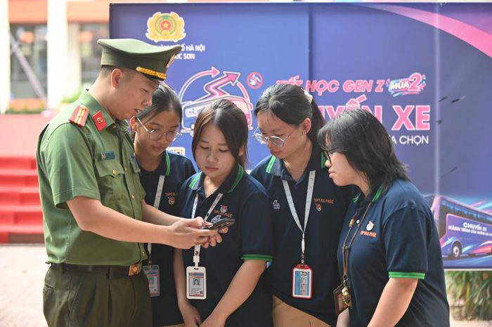 Công an Hà Nội hướng dẫn các em học sinh sử dụng tính năng nút bấm SOS trên HaNoi Smart Police