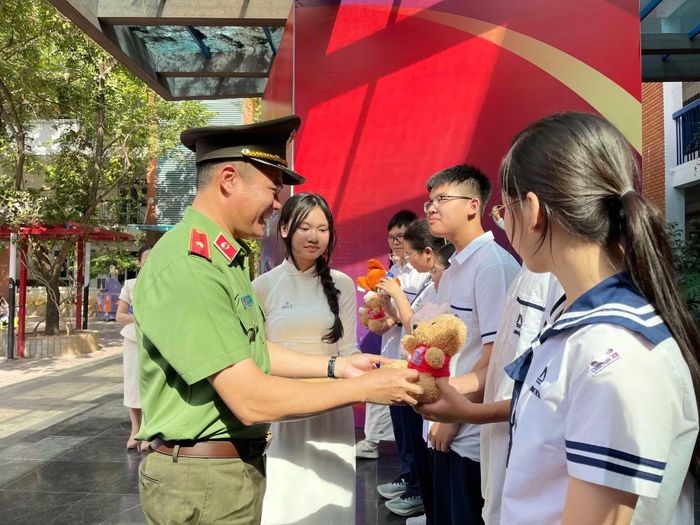 Thiếu tướng Nguyễn Ngọc Quyền, Phó Giám đốc CATP tặng quà các em học sinh