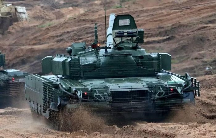 Xe tăng T-80BVM hiện đại hoạt động theo cùng chiến lược đó. Chỉ khác là thay vì người cung cấp thông tin trong doanh trại địch, nó có máy bay không người lái trinh sát từ trên không. UAV thu thập dữ liệu, phát hiện các vị trí ẩn nấp, kho chứa và tuyến đường tiếp tế.