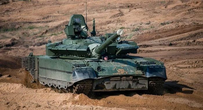 Cuộc chiến bằng máy bay không người lái đã buộc các kỹ sư phải nghiêm túc nghiên cứu về khả năng bảo vệ cho xe tăng. Bên cạnh lớp giáp phản ứng nổ Relikt mạnh mẽ, T-80BVM hiện nay còn được trang bị thêm "lưới bảo vệ" lắp đặt sẵn từ nhà máy.