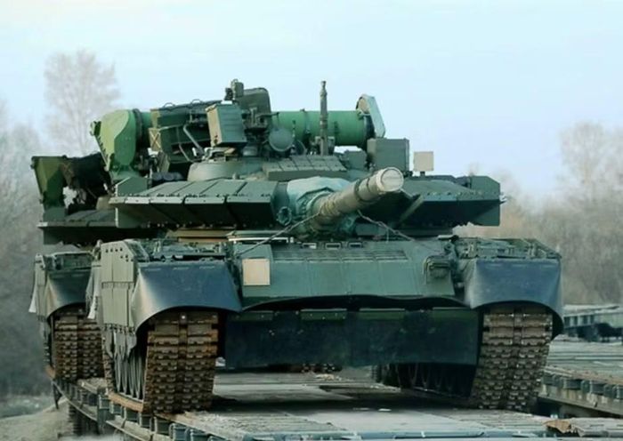 Trong thời Chiến tranh Lạnh, NATO gọi T-80 là "xe tăng eo biển Anh" khi nhận định các sư đoàn Liên Xô có thể sử dụng nó để tiến đến eo biển trong vòng 48 giờ.