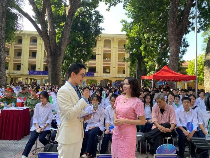 "Bản thân tôi cũng có lúc hỏi con về điểm số..."