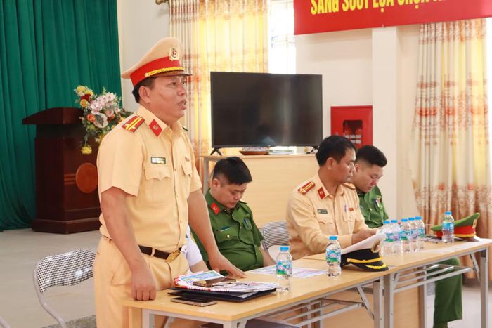 Trung tá Trần Văn Công, Phó Đội trưởng Đội Cảnh sát đường thủy số 2 đã phổ biến các quy định của pháp luật về giao thông đường thủy; trách nhiệm của nhân dân trong việc giữ gìn và bảo tồn nguồn tài nguyên thiên nhiên và nguồn lợi thủy hải sản cho tương lai.