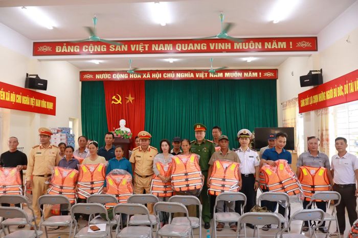 Cảnh sát đường thủy số 2 phát áo phao cho người dân